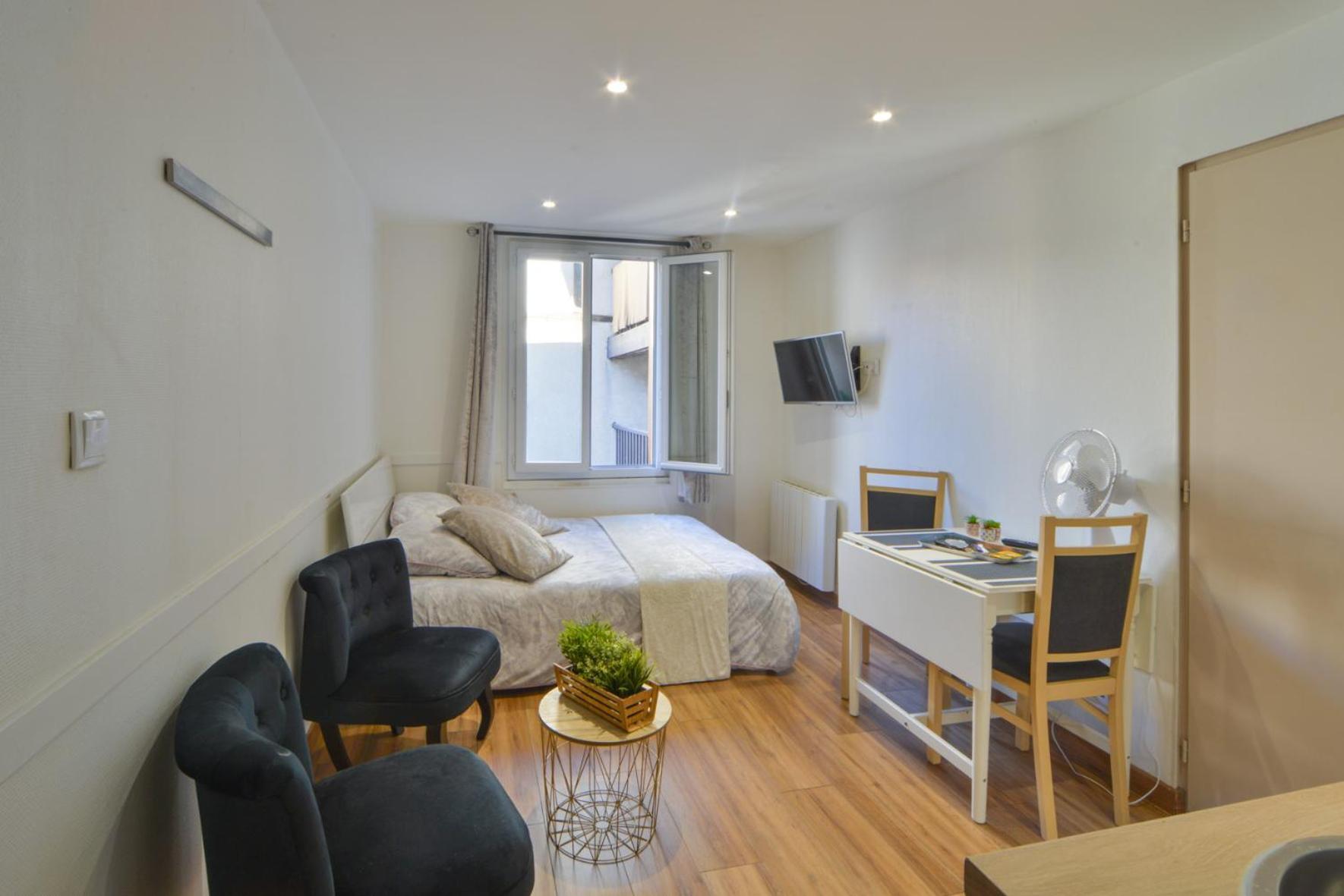 Fly Away Apartment Бурж Екстериор снимка